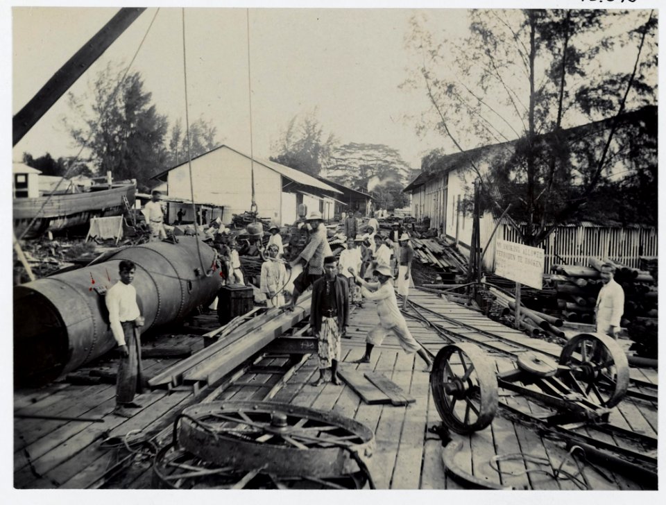 KITLV - 16645 - Kleingrothe, C.J. - Medan - Equipment for drilling at the dock of the Batavian Petroleum Company at Pangkalan Brandan - 1916