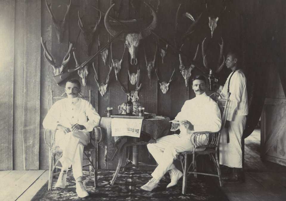 KITLV - 155291 - Kleingrothe - Two European men drinking beer, probably in Deli - circa 1890