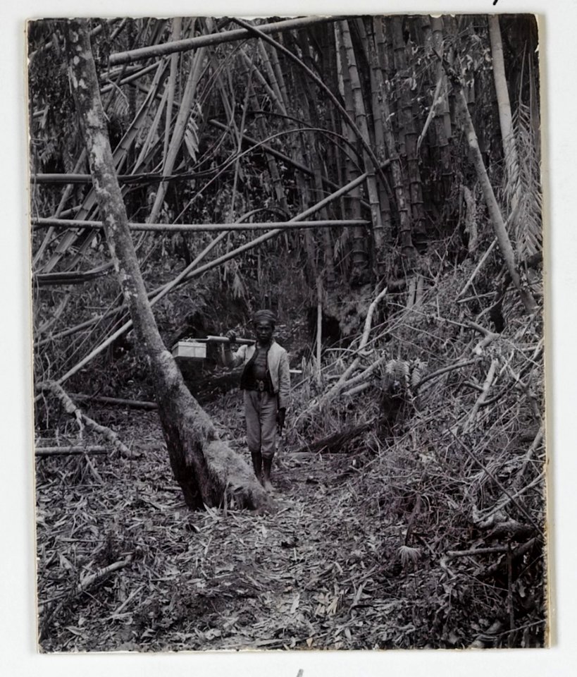 KITLV - 15676 - Kurkdjian, Ohannes - Coolie during the observation after the eruption of Gunung Kelud, East Java - 1901