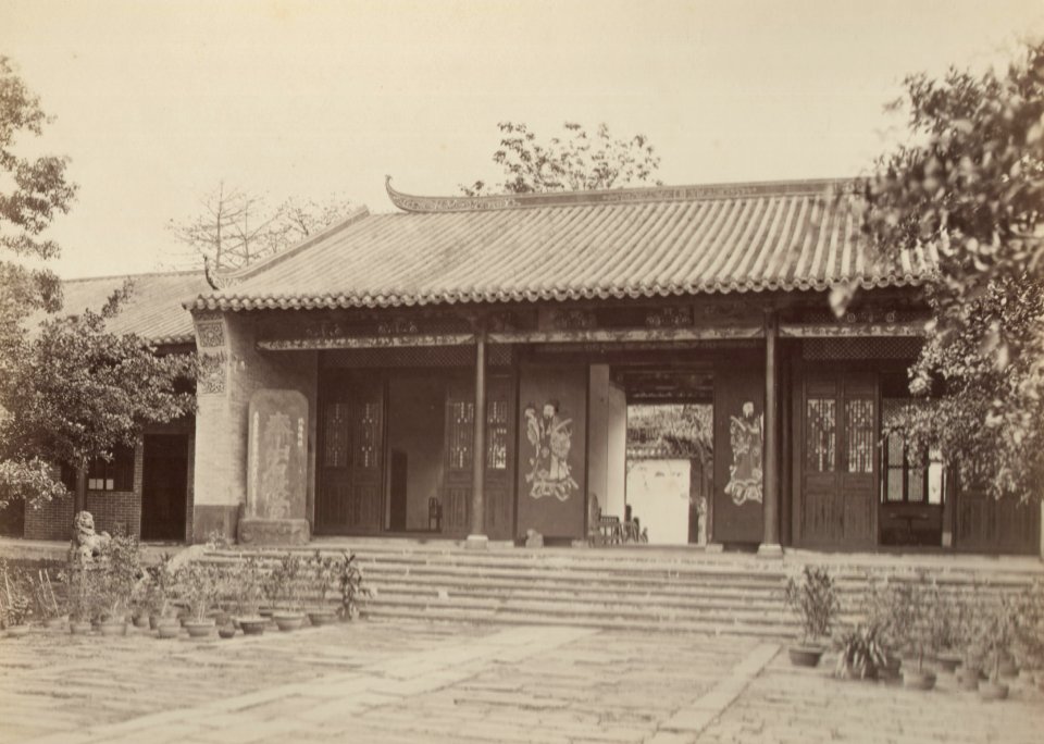KITLV - 110077 - Gate of the Yamun (residence) of the British consul in Canton (Guangzhou, China) - circa 1871