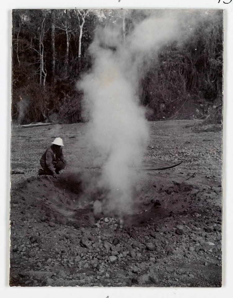 KITLV - 15684 - Kurkdjian, Ohannes - Observations after the eruption of Gunung Kelud, East Java - 1901