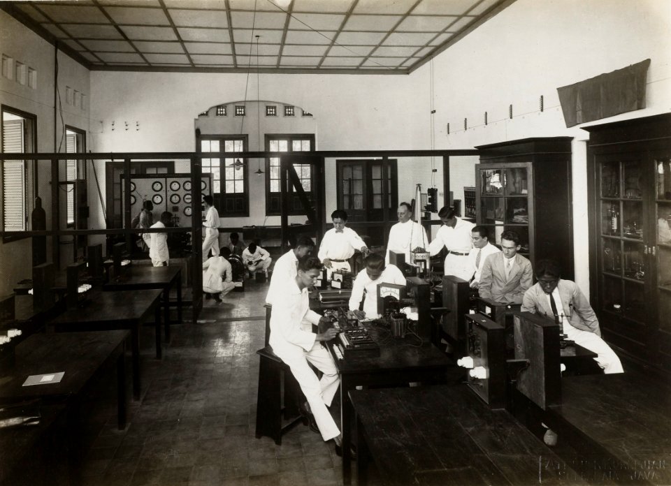 KITLV - 157275 - Kurkdjian, Atelier - Soerabaia Java - Electrician's laboratory in the Queen Emma School for Technical Education in Surabaya - circa 1915