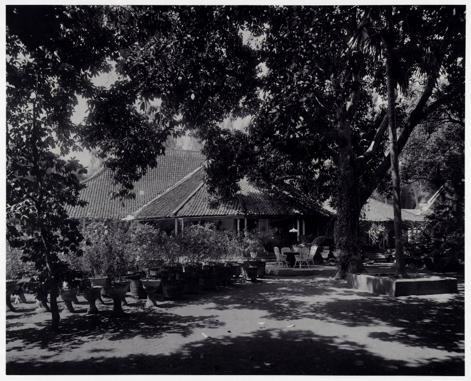 KITLV - 17848 - Kurkdjian - Soerabaja - Rear of the administrator's house of the sugar factory De Maas near Situbondo - circa 1910