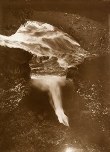 KITLV - 158779 - Kurkdjian - Sourabaia-Java - Waterfall of Tondano in Minahasa - circa 1900