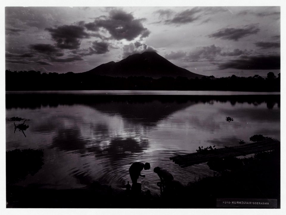 KITLV - 17851 - Kurkdjian - Soerabaja - Lake Klakah with Lamongan in East Java - circa 1910