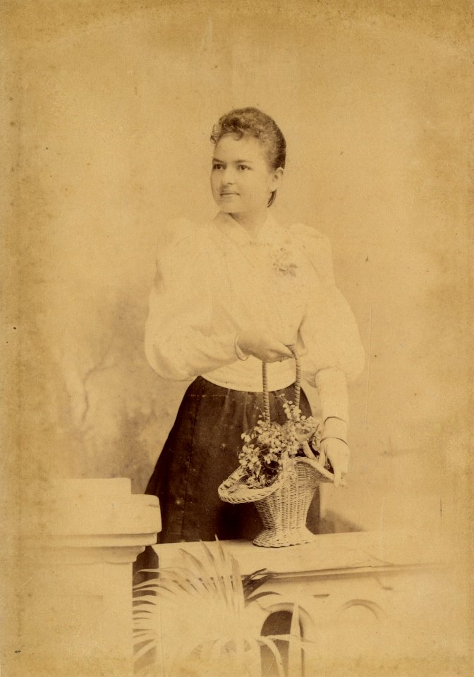 KITLV - 178626 - Lambert & Co, G.R. - Singapore - Studio portrait of a European woman at Singapore - 1894-08