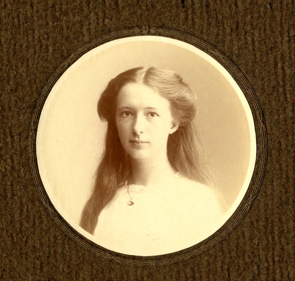 KITLV - 178647 - Kurkdjian - Soerabaia - Studio portrait of a European woman in Surabaya - 1913-06