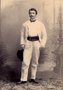 KITLV - 178674 - Kurkdjian, Ohannes - Soerabaya - Studio portrait of a European man in Surabaya - circa 1910