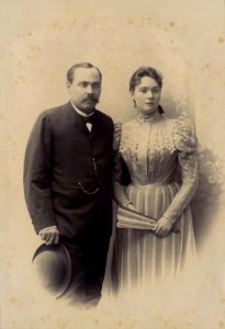 KITLV - 178693 - Kurkdjian, Ohannes - Soerabaya - Studio portrait of a European couple in Surabaya - circa 1910