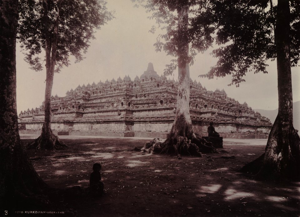 KITLV - 110406 - Kurkdjian - Soerabaia - Borobudur in Magelang - circa 1925