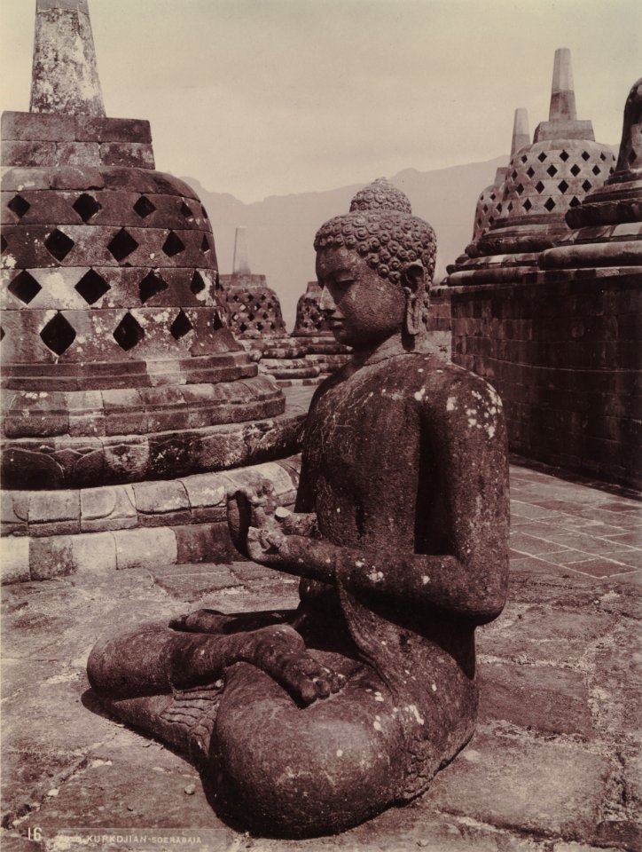 KITLV - 110410 - Kurkdjian - Soerabaia - Buddha statue between stupas at Borobudur in Magelang - circa 1925
