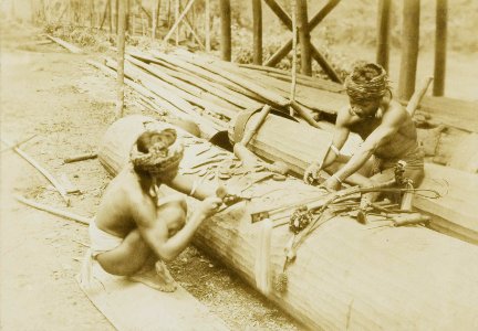 KITLV - 160453 - Demmeni, J. - Two men make wood carvings from a tree trunk in the Upper Mahakam - 1898-1900
