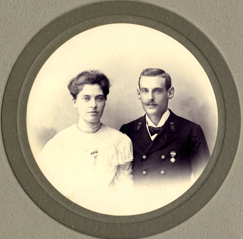 KITLV - 178896 - Kurkdjian, Fotograaf George P. Lewis, aldaar werkzaam - Soerabaia-Java - Portrait of a crew member of the government Marine with his wife in Surabaya - circa 1900