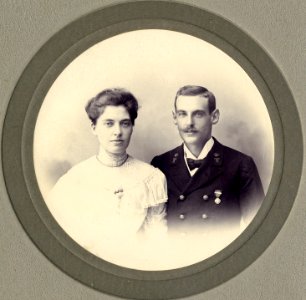 KITLV - 178896 - Kurkdjian, Fotograaf George P. Lewis, aldaar werkzaam - Soerabaia-Java - Portrait of a crew member of the government Marine with his wife in Surabaya - circa 1900