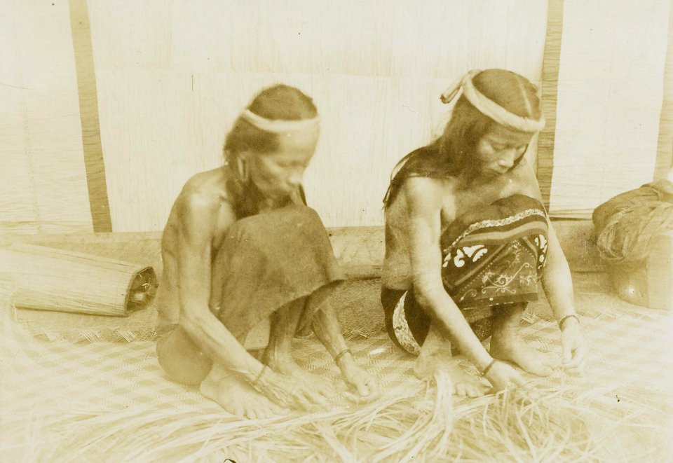 KITLV - 160457 - Demmeni, J. - Kasot Bo and Bo Song, two Kayan women of the Upper Mahakam, Central Borneo, braid colored rattan mat - 1898-1900