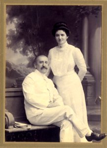 KITLV - 179389 - Kurkdjian, N.V. Photografisch Atelier - Soerabaia-Java - Studio portrait of a (Indo)-European couple Surabaya - circa 1900