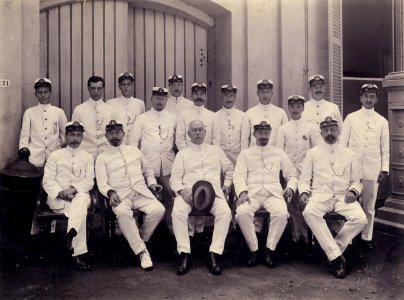 KITLV - 179521 - Kurkdjian, N.V. Photografisch Atelier - Soerabaia-Java - Civil servants from the Provincial Government in Surabaya - circa 1915