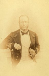 KITLV - 179863 - Buwalda, K. - Soerabaya - Studio portrait of Arens in de Wolf, crew member of the Navy in Surabaya - circa 1865