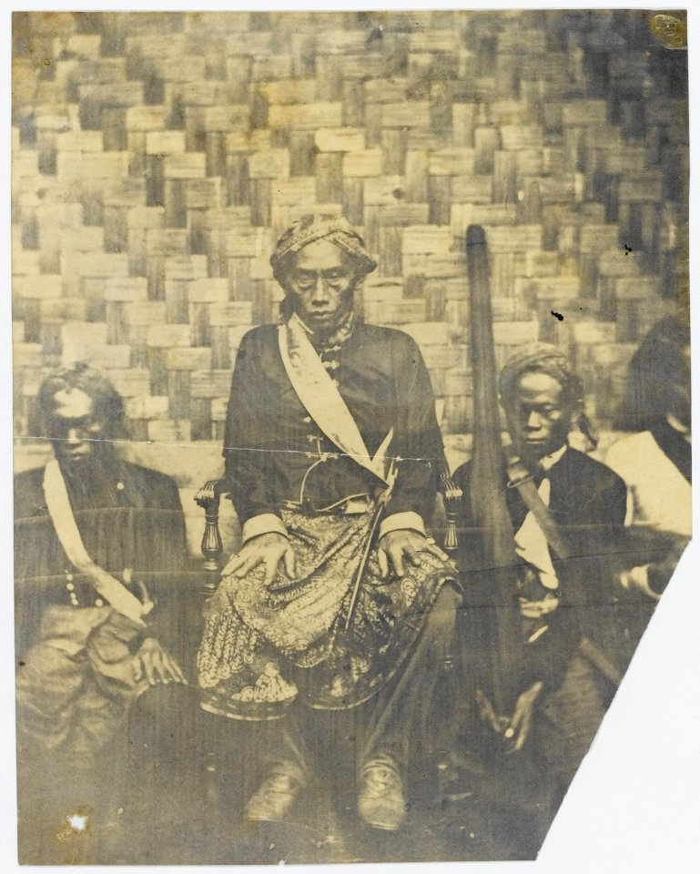 KITLV - 16068 - Junghuhn, Franz Wilhelm (1809-1864) - Javanese regent with officials from the house of Franz Wilhelm Junghuhn at Lembang near Bandung - circa 1860