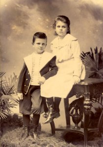 KITLV - 180015 - Kurkdjian, Ohannes - Soerabaya - Studio portrait of two European children, Surabaya - circa 1910