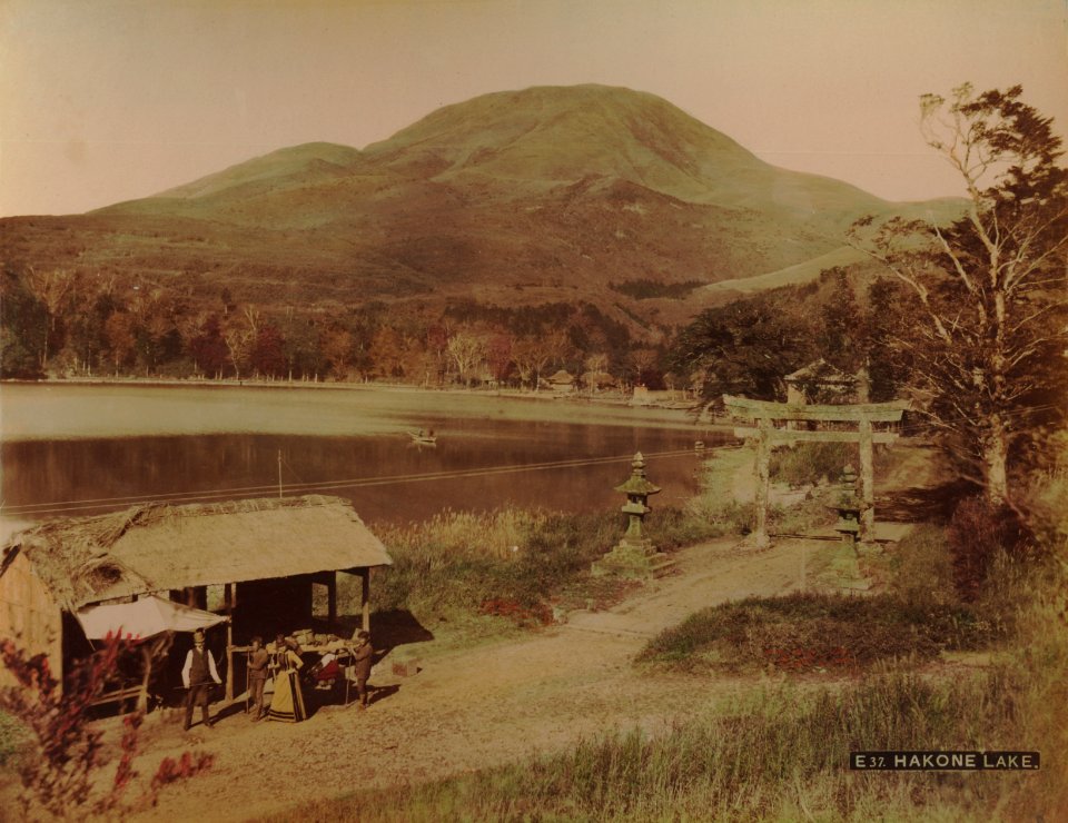 KITLV - 110649 - Kusakabe, Kimbei - Europeans at Hakone lake in Japan - circa 1890