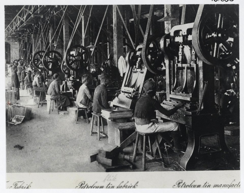 KITLV - 16635 - Kleingrothe, C.J. - Medan - Plant for the manufacture of oil cans of the Batavian Petroleum Company at Pangkalan Brandan - 1916
