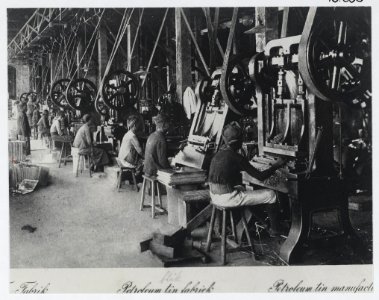 KITLV - 16635 - Kleingrothe, C.J. - Medan - Plant for the manufacture of oil cans of the Batavian Petroleum Company at Pangkalan Brandan - 1916