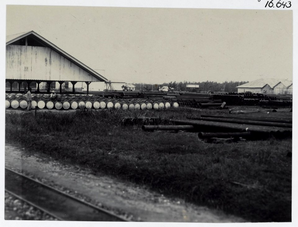 KITLV - 16643 - Kleingrothe, C.J. - Medan - Storage of sulfuric acid and drill pipes of the Batavian Petroleum Company at Pangkalan Brandan - 1916