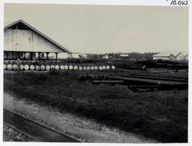 KITLV - 16643 - Kleingrothe, C.J. - Medan - Storage of sulfuric acid and drill pipes of the Batavian Petroleum Company at Pangkalan Brandan - 1916