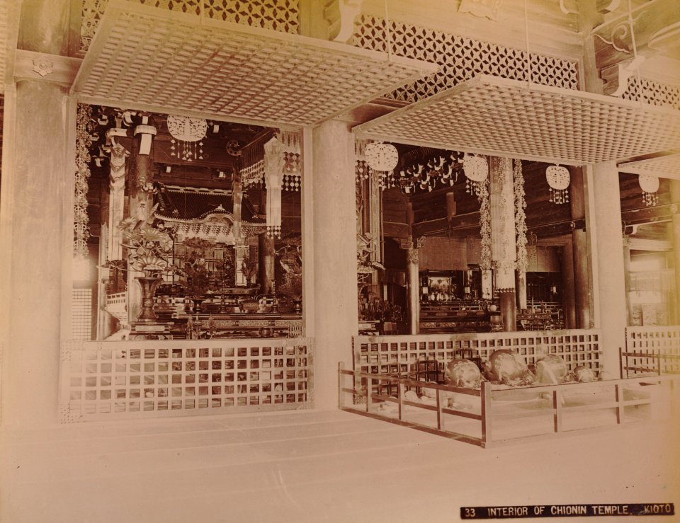 KITLV - 110665 - Kusakabe, Kimbei - Interior of the Chionin (Chion-in) Temple in Kyoto in Japan - circa 1890