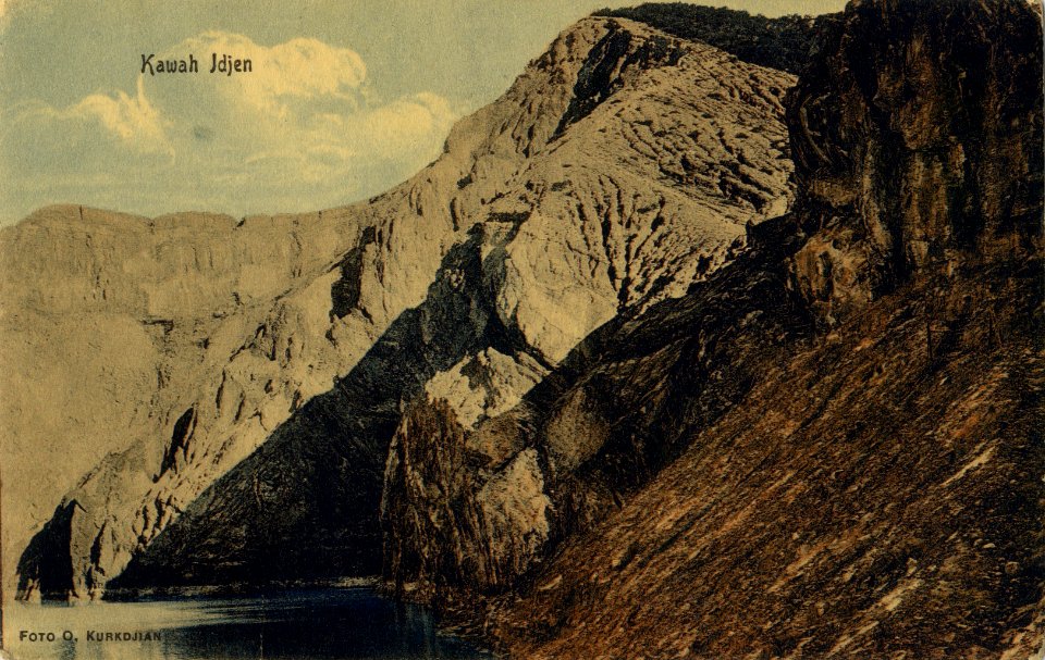 KITLV - 181245 - Kurkdjian, Ohannes - The crater lake Kawah Ijen in the Ijen Mountains - circa 1915