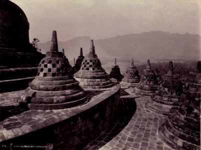 KITLV - 172129 - Kurkdjian - Soerabaia - Stupa terrace at Borobudur in Magelang - circa 1920