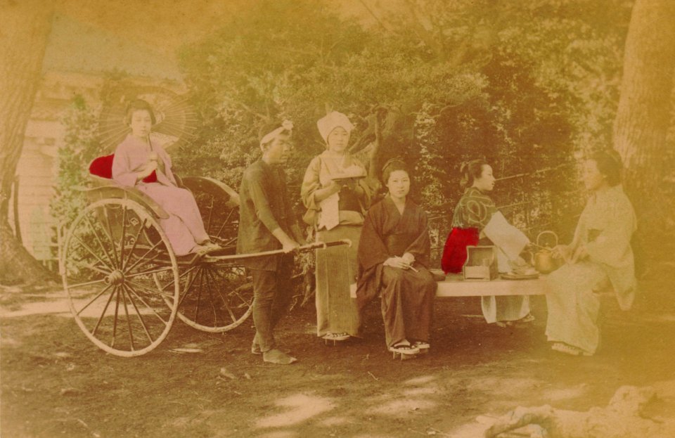 KITLV - 110672 - Kusakabe, Kimbei - Japanese group with jinrikisha at Japan - circa 1890