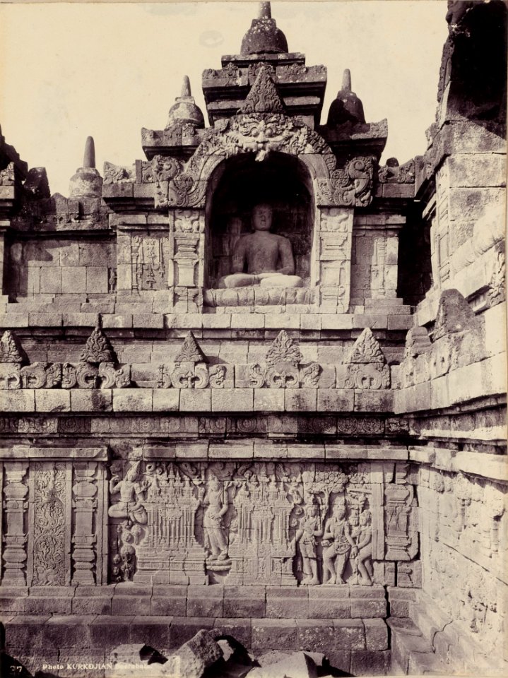 KITLV - 172133 - Kurkdjian - Soerabaia - Buddha statue in a niche at the Borobudur in Magelang - circa 1920