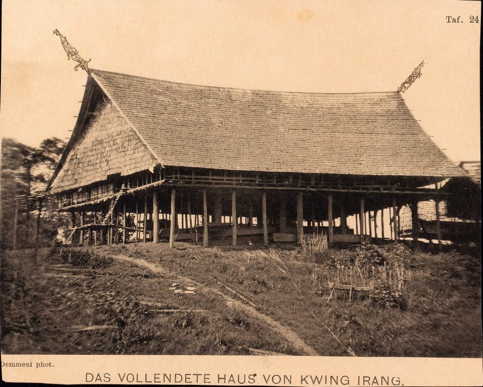 KITLV - 173521 - Demmeni, J. - House of Kwing Irang, Kayan head on the Upper Mahakam in Borneo - 1890-1904