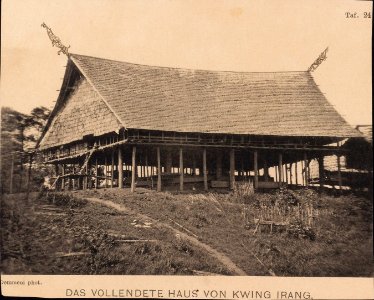 KITLV - 173521 - Demmeni, J. - House of Kwing Irang, Kayan head on the Upper Mahakam in Borneo - 1890-1904
