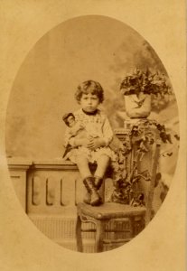 KITLV - 181430 - Kurkdjian, Ohannes - Studio portrait of a European girl in Surabaya - circa 1895