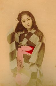 KITLV - 110676 - Kusakabe, Kimbei - Japanese woman with fan in Japan - circa 1890