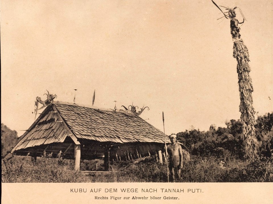 KITLV - 173525 - Demmeni, J. - Kubu (guesthouse) with defense statue on the road to Tanah Putih in Borneo - 1890-1904
