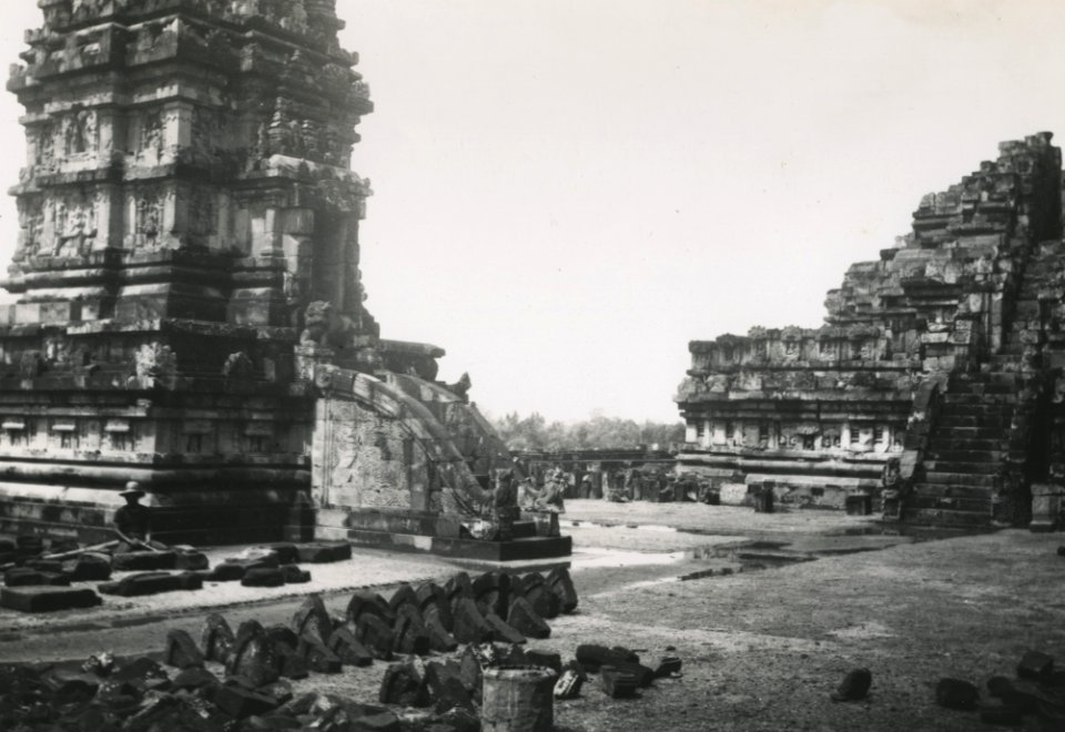 KITLV - 111748 - Kurkdjian - Soerabaia - Lion statue at Borobudur in Magelang - circa 1913