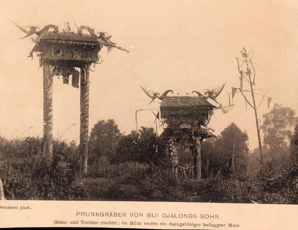 KITLV - 173529 - Demmeni, J. - Tombs of the son and daughter of Bui Djalong, Kenyah head at Tanah Putih in Borneo - 1890-1904