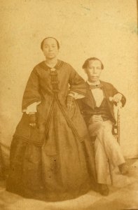 KITLV - 178335 - Buwalda, K. - Soerabaya - Studio portrait of an Indo-European couple in Surabaya - circa 1865