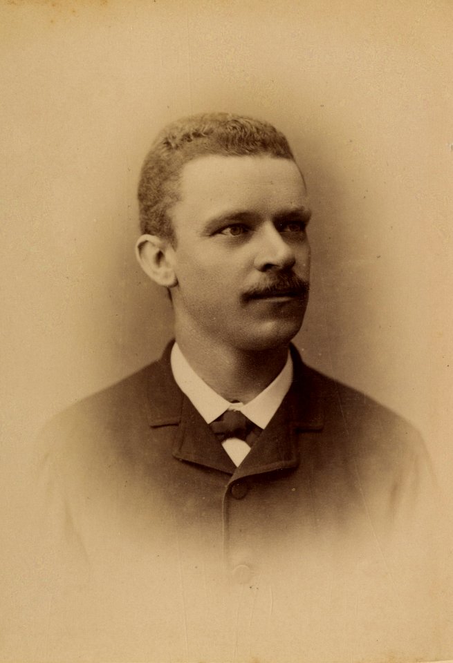 KITLV - 181470 - Lambert & Co, G.R. - Singapore-Deli - Portrait of a European man in Singapore or in Deli - circa 1900