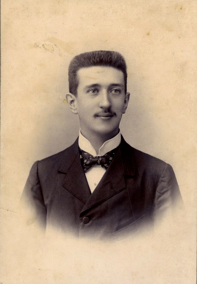 KITLV - 181510 - Kurkdjian, Ohannes - Soerabaya - Portrait of a European man in Surabaya - circa 1908
