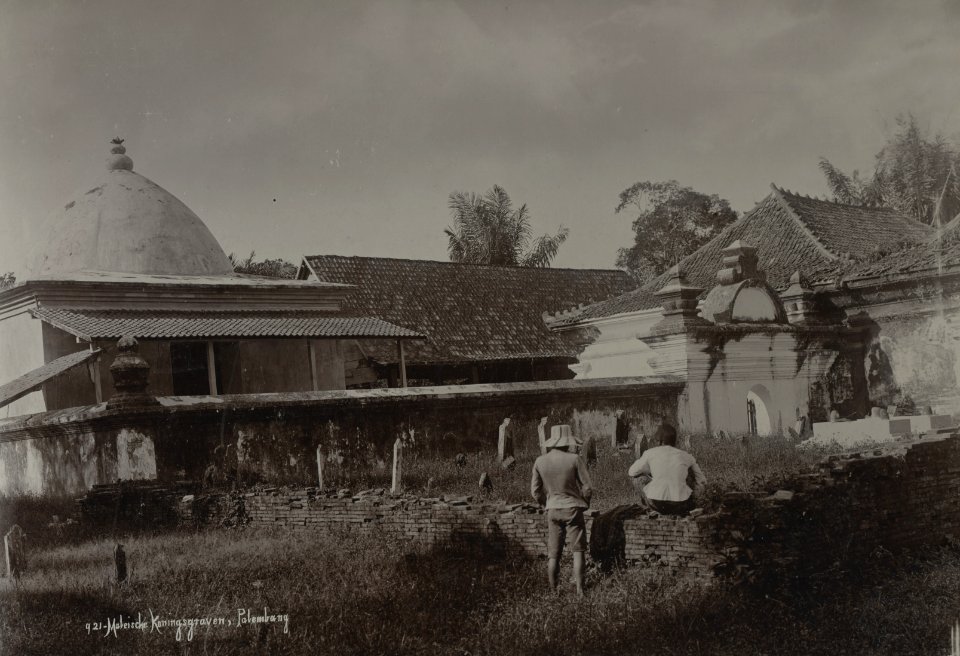 KITLV - 111825 - Lambert & Co., G.R. - Singapore - Tomb of a sultan at Palembang - circa 1900