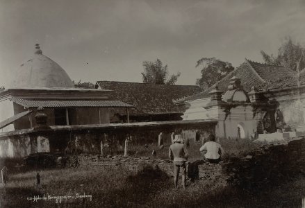 KITLV - 111825 - Lambert & Co., G.R. - Singapore - Tomb of a sultan at Palembang - circa 1900 photo