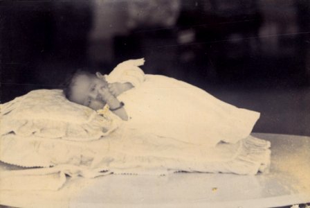 KITLV - 178578 - Kurkdjian, Ohannes - Soerabaia - Baby in Surabaya - circa 1895
