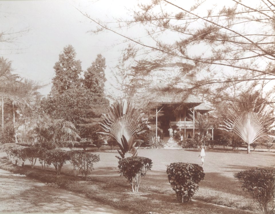 KITLV - 100577 - Stafhell & Kleingrothe - Medan-Deli - Administrator's house at the plantation Kwali of the Deli Company in the east coast of Sumatra - circa 1890