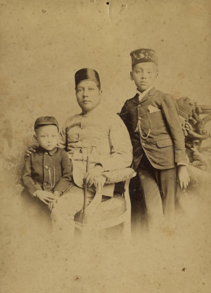 KITLV - 114161 - Lambert & Co., G.R. - Singapore - Man, presumably Sultan Sharif Kasim Abdul Jalil Saifuddin of Siak with two sons - circa 1900