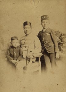 KITLV - 114161 - Lambert & Co., G.R. - Singapore - Man, presumably Sultan Sharif Kasim Abdul Jalil Saifuddin of Siak with two sons - circa 1900
